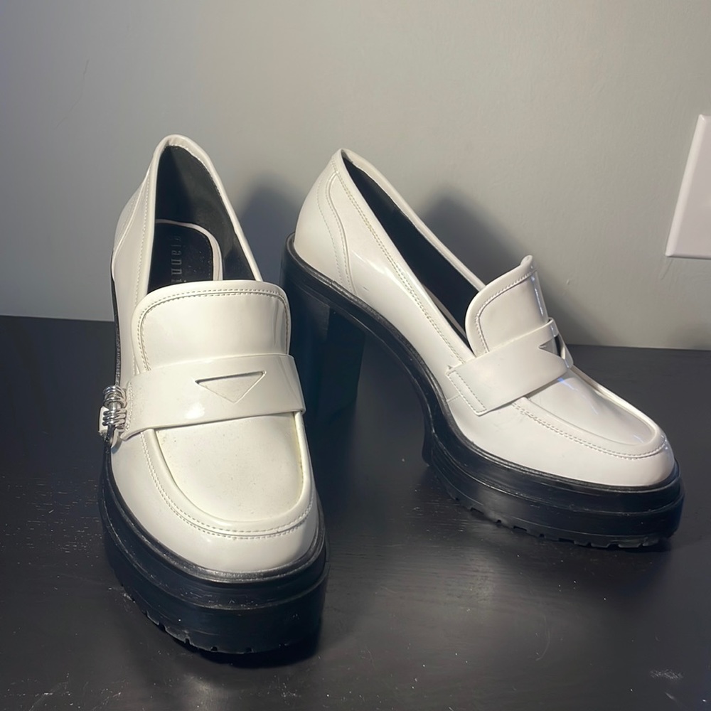 White loafers(type) with Chunky heel
